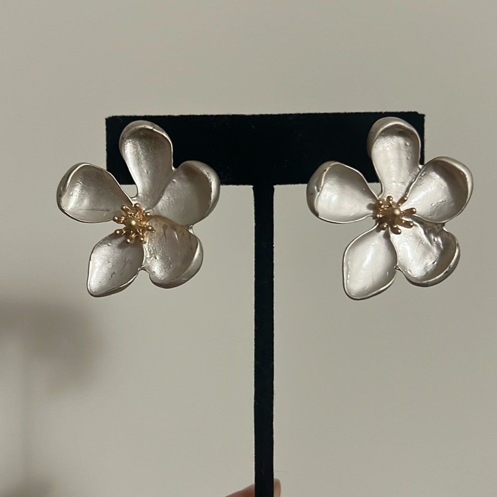 Flower earrings.